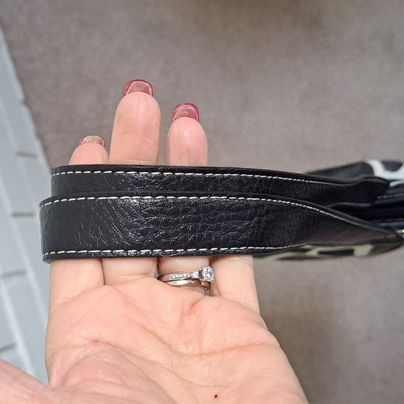 Mondo Giraffe Print Shoulder Bag. - Picture 9 of 13